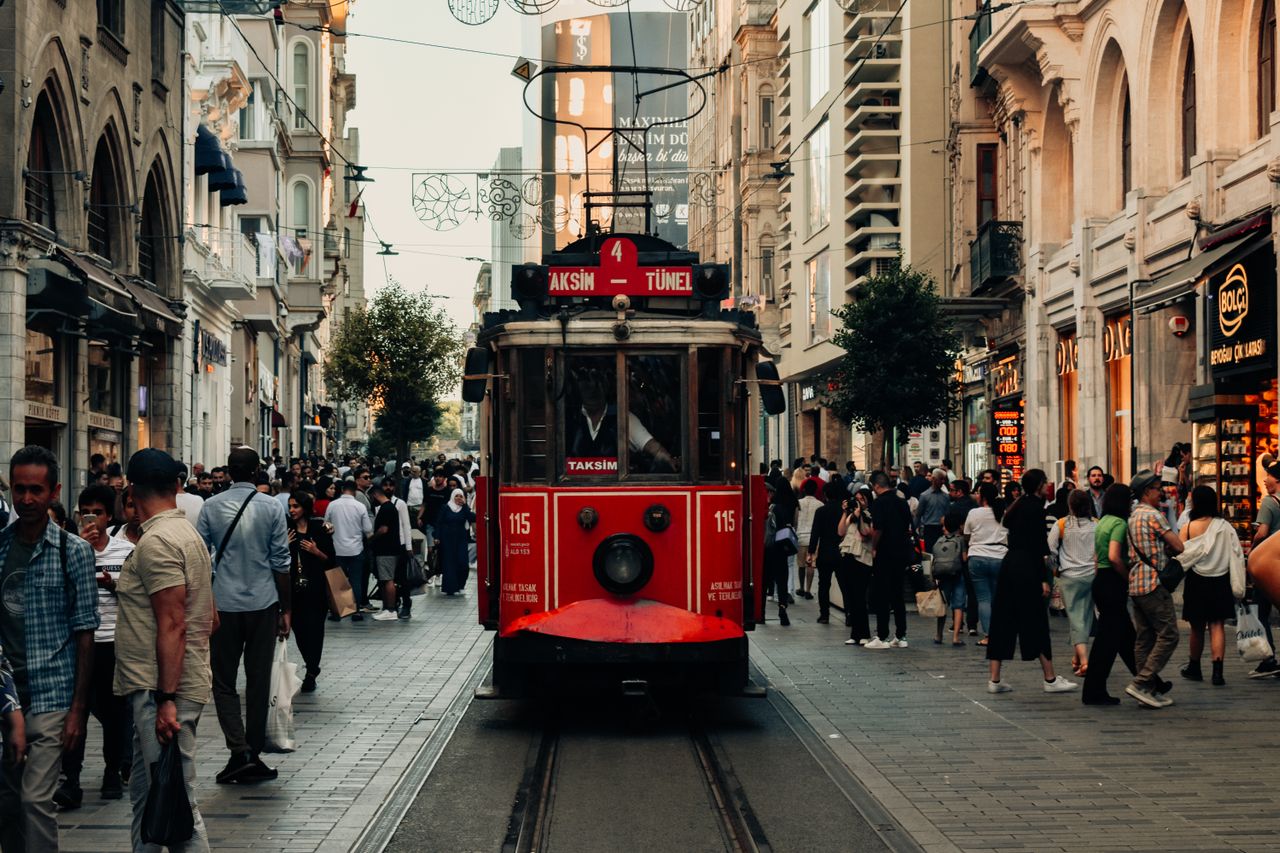 Orta ölçekli kentte toplu taşıma, aydınlatma ve çevre sensörlerini gösteren belediye kontrol merkezi