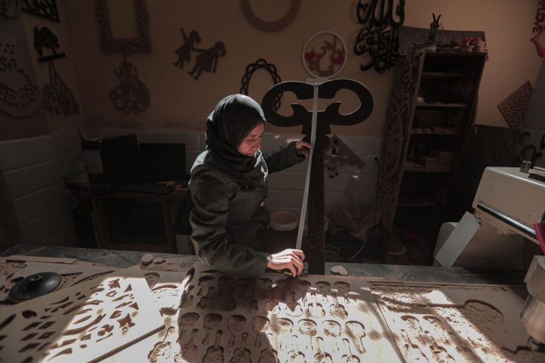 Kırsal bölgede kadın girişimcilerin ürün planlama atölyesinde birlikte çalıştığı bir ortam
