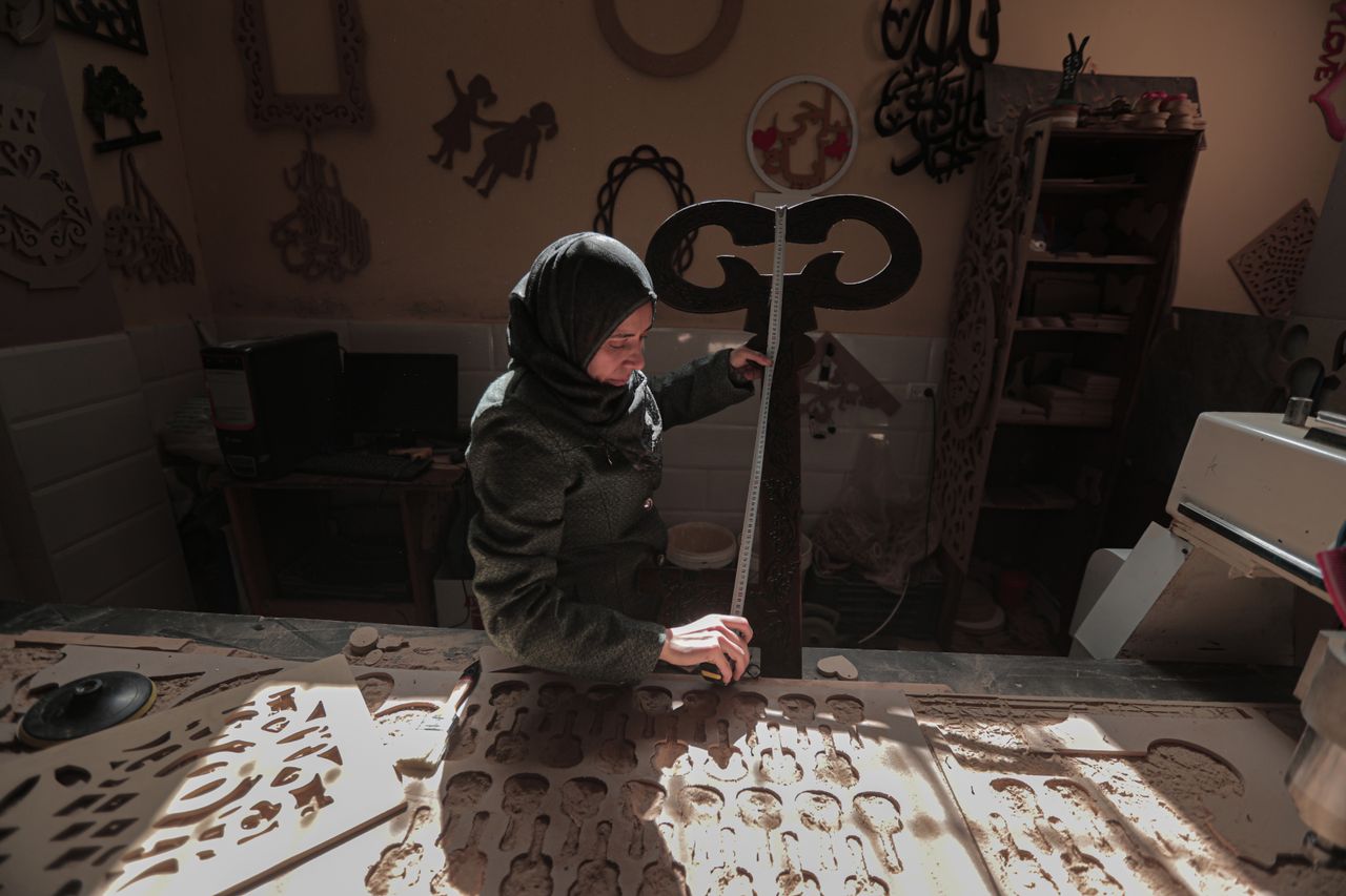 Kırsal bölgede kadın girişimcilerin ürün planlama atölyesinde birlikte çalıştığı bir ortam