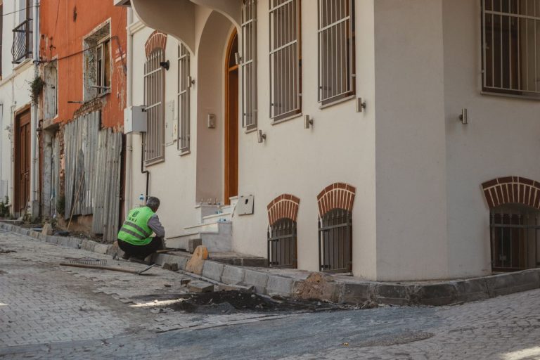 Deprem sonrası yeniden yapılanan kentte güçlendirilmiş su hattı ve belediye altyapı çalışmaları