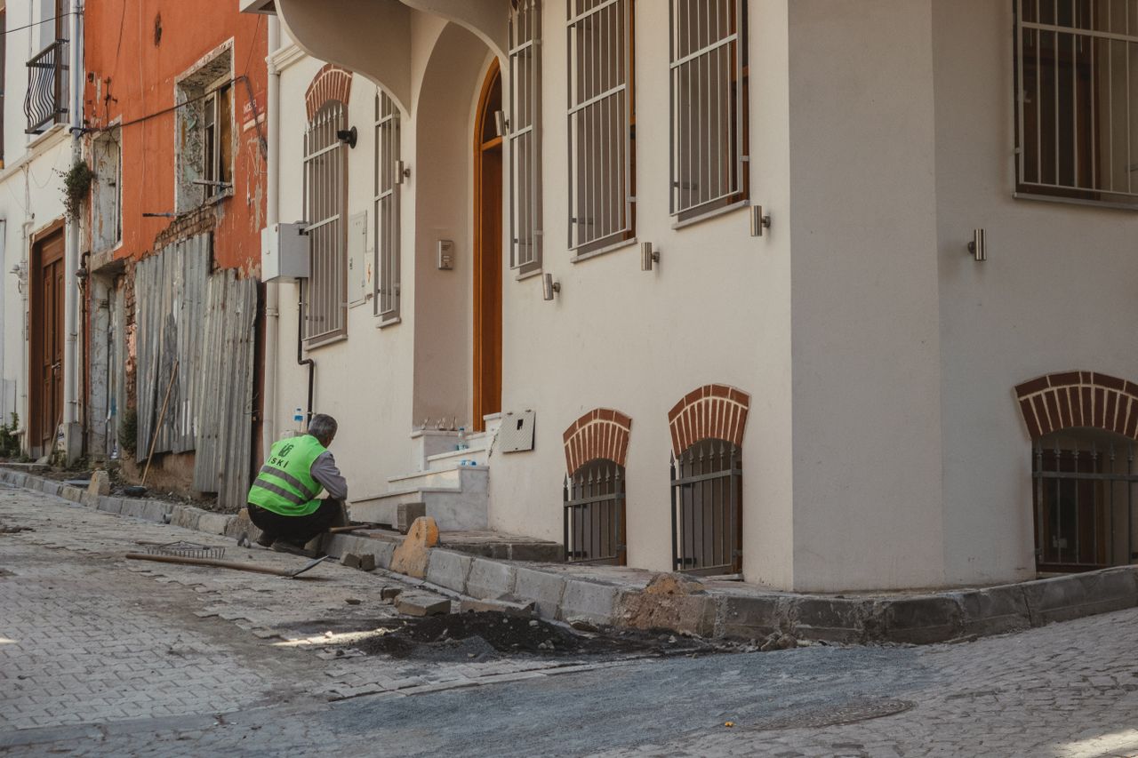 Deprem sonrası yeniden yapılanan kentte güçlendirilmiş su hattı ve belediye altyapı çalışmaları