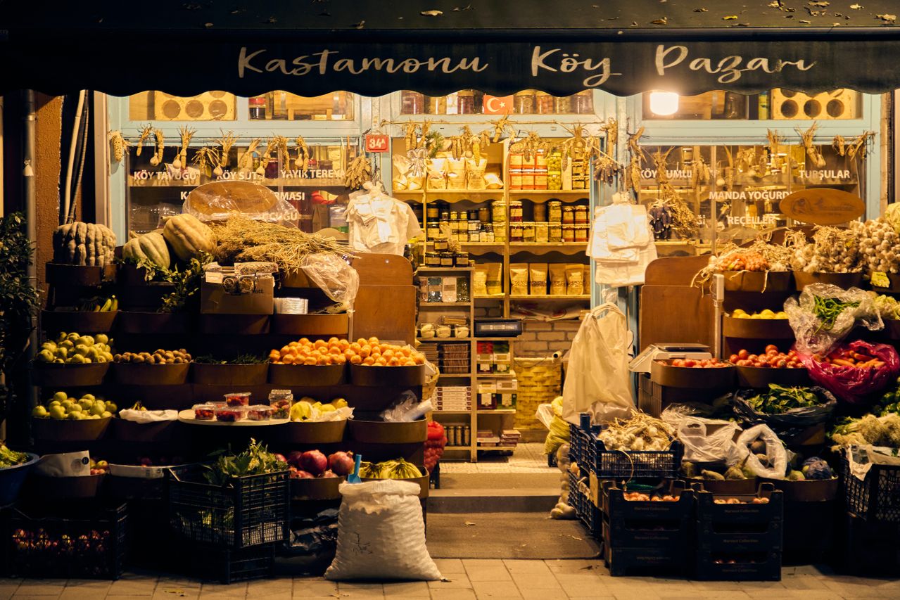 Türkiye’de yerel üreticilerin kooperatif toplantısında ürün planlaması yaptığı bir sahne