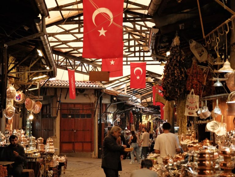 Coğrafi işaretli yerel ürünlerin üretici pazarında düzenli biçimde sergilendiği bir tezgâh