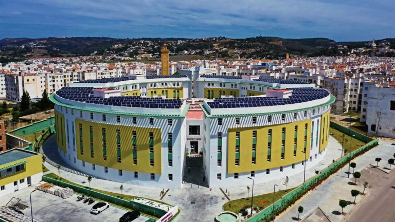 Belediye hizmet binasının çatısında güneş panelleri ve çevresinde enerji verimli aydınlatma sistemleri
