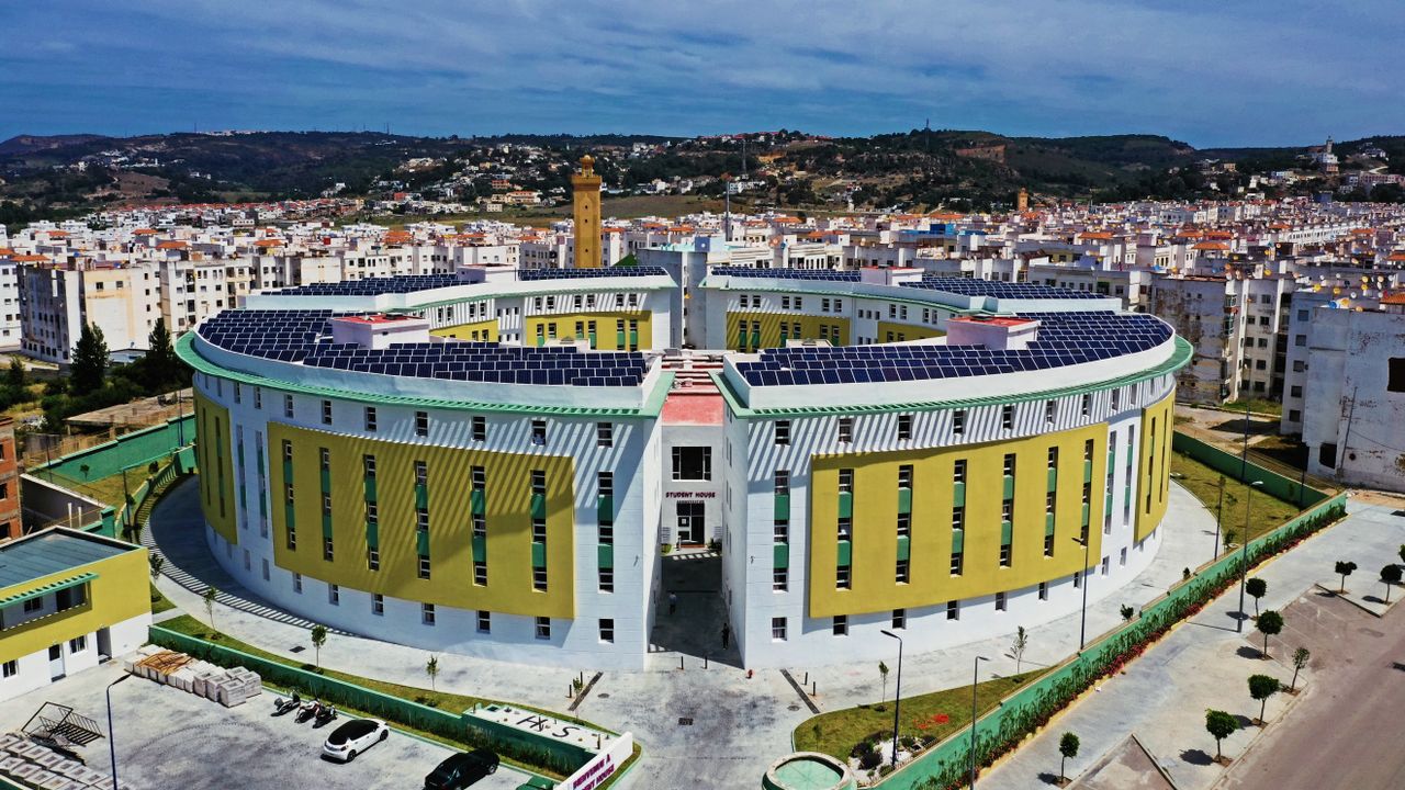 Belediye hizmet binasının çatısında güneş panelleri ve çevresinde enerji verimli aydınlatma sistemleri