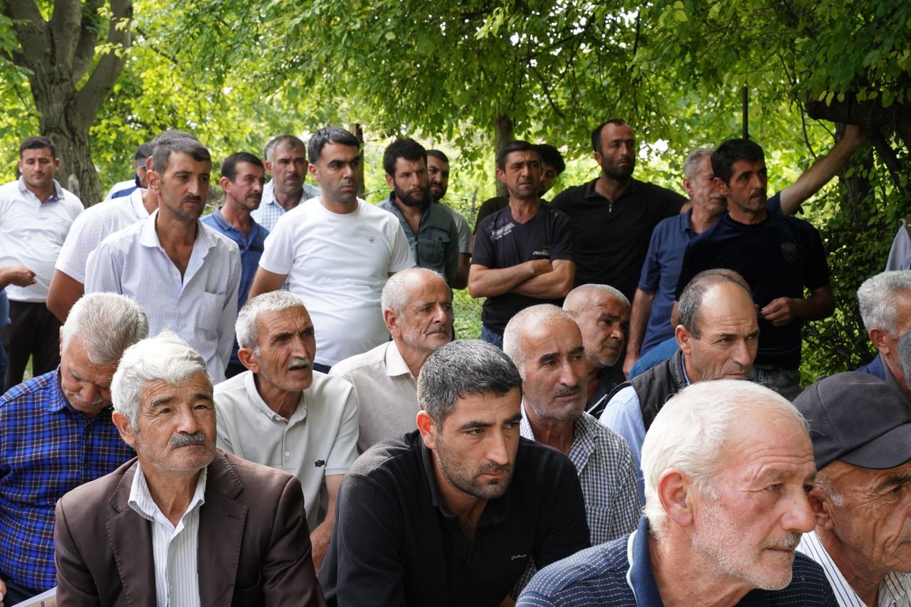 Kırsal bölgede yerel eylem grubunun harita üzerinde kalkınma önceliklerini tartıştığı toplantı